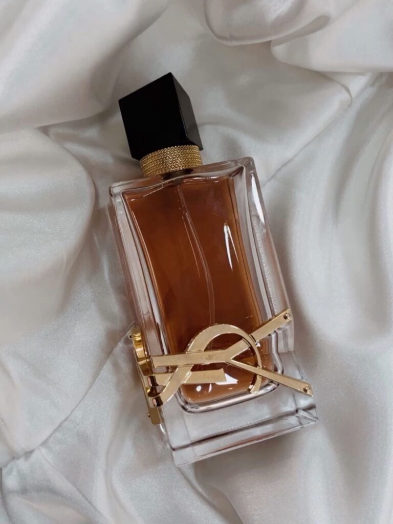 Ποια προϊόντα ομορφιάς εξαφανίζονται από τα ράφια; Οι νέοι κανόνες της ΕΕ αλλάζουν ό,τι ξέραμε για μανό, αρώματα και γκλίτερ