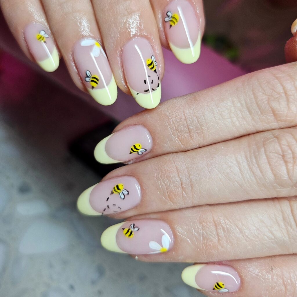Bee Nails: Το πιο γλυκό nail art trend της άνοιξης έχει φτερά