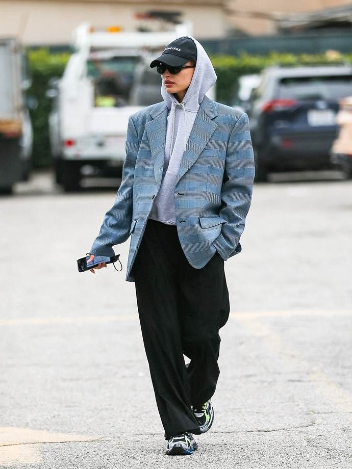 Το blazer που ξεχνάς στην ντουλάπα σου έχει 11 ζωές - Δες πώς να το φορέσεις με στυλ