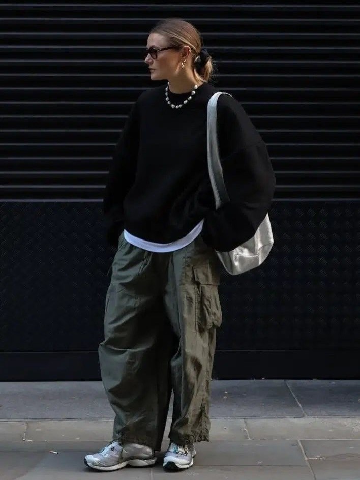 Τα cargo pants επιστρέφουν δυναμικά: Ο οδηγός για να τα φορέσεις με στυλ την άνοιξη 2026