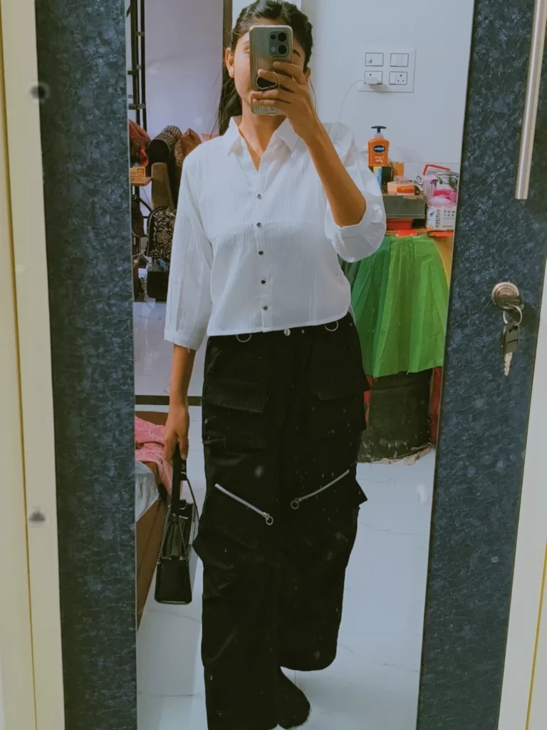 Τα cargo pants επιστρέφουν δυναμικά: Ο οδηγός για να τα φορέσεις με στυλ την άνοιξη 2026