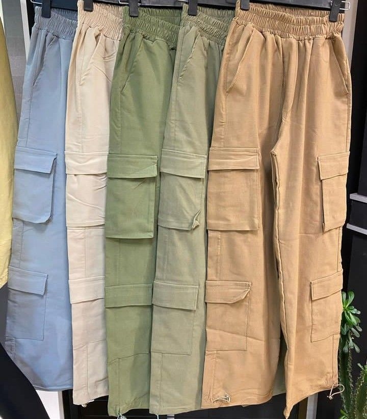 Τα cargo pants επιστρέφουν δυναμικά: Ο οδηγός για να τα φορέσεις με στυλ την άνοιξη 2026