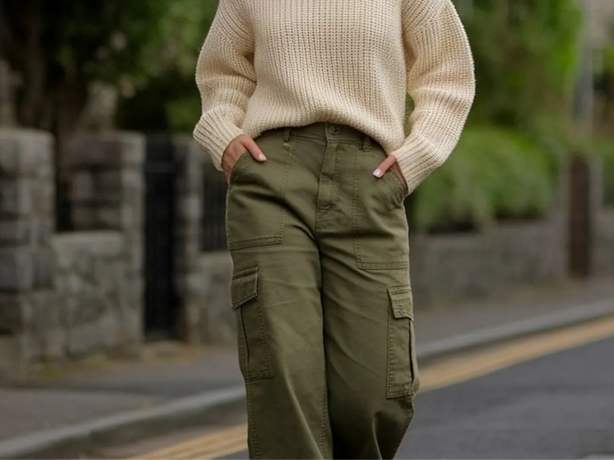 Τα cargo pants επιστρέφουν δυναμικά: Ο οδηγός για να τα φορέσεις με στυλ την άνοιξη 2026