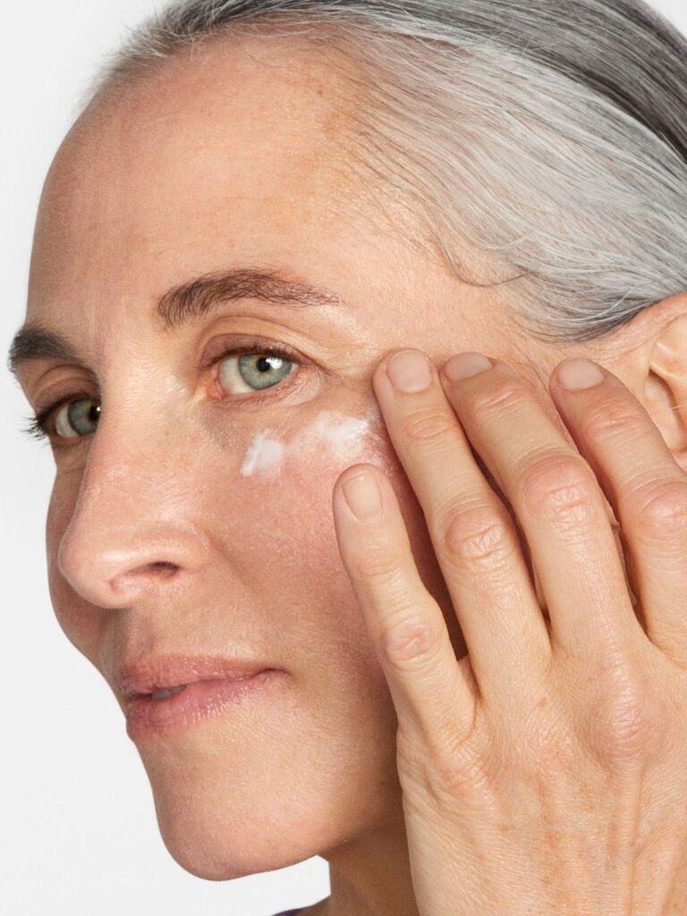 Concealer μετά τα 40: το μυστικό για φωτεινό βλέμμα χωρίς να τονίζονται οι γραμμές