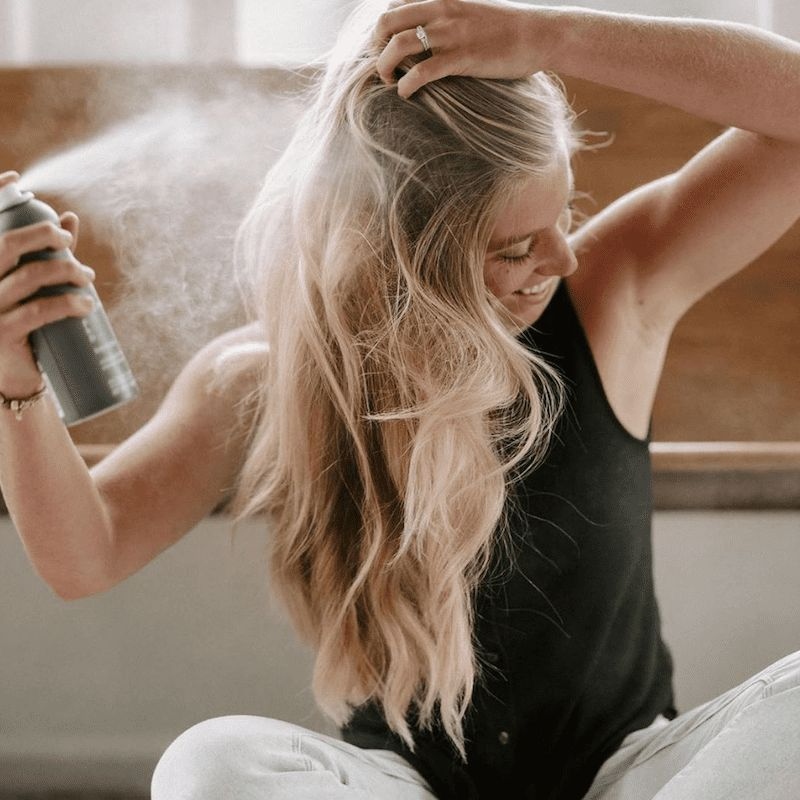 Dry Shampoo: Ο μυστικός σύμμαχος για μαλλιά που δείχνουν φρέσκα χωρίς λούσιμο