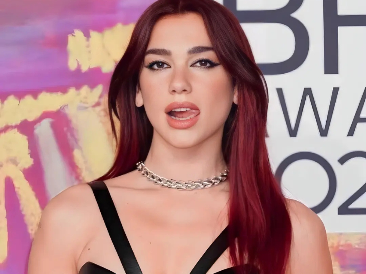 Micro-lining: Η τεχνική στα χείλη που κάνει η Dua Lipa για τον τέλειο φυσικό όγκο