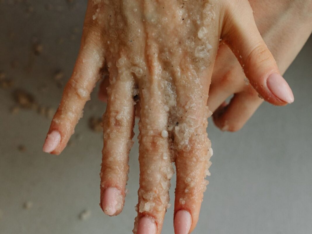 Σπιτικό scrub χεριών: 3 εύκολες συνταγές για απαλά χέρια όλο το χρόνο Σπιτικό scrub χεριών: 3 εύκολες συνταγές για απαλά χέρια όλο το χρόνο