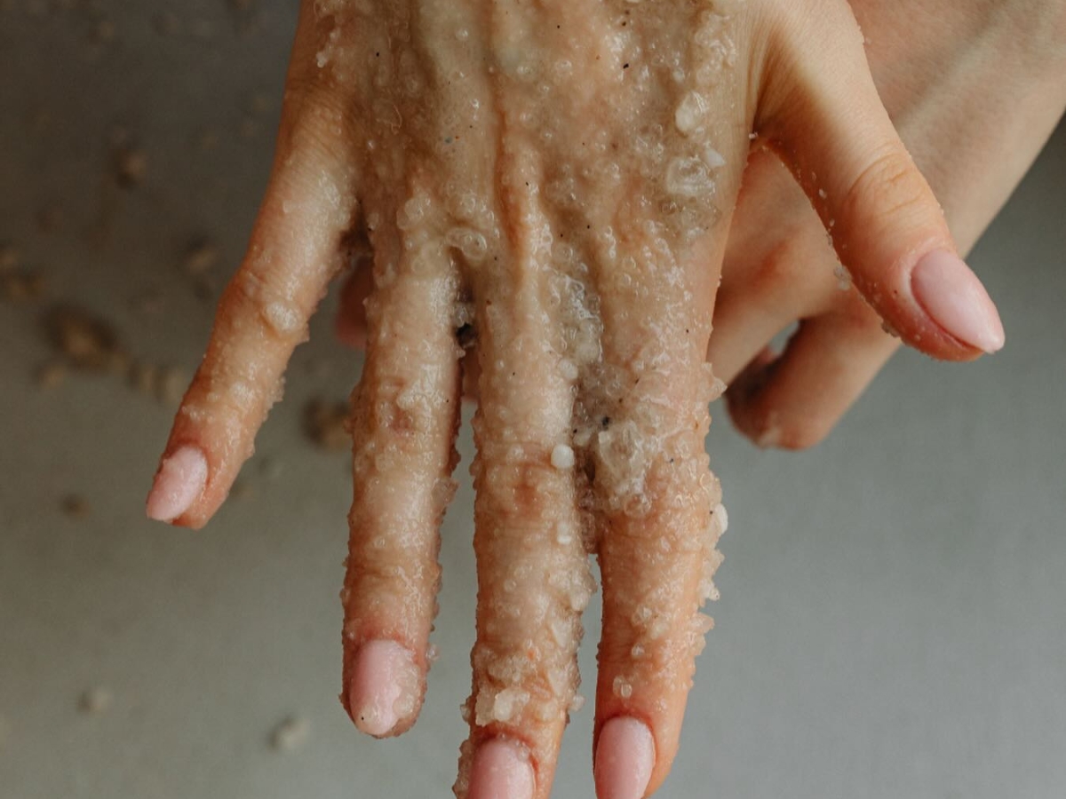 Σπιτικό scrub χεριών: 3 εύκολες συνταγές για απαλά χέρια όλο το χρόνο