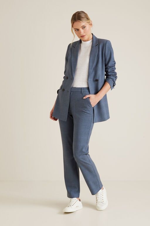 Το παντελόνι με ίσια γραμμή είναι η λύση για τα πρωινά που δεν έχεις χρόνο να σκεφτείς