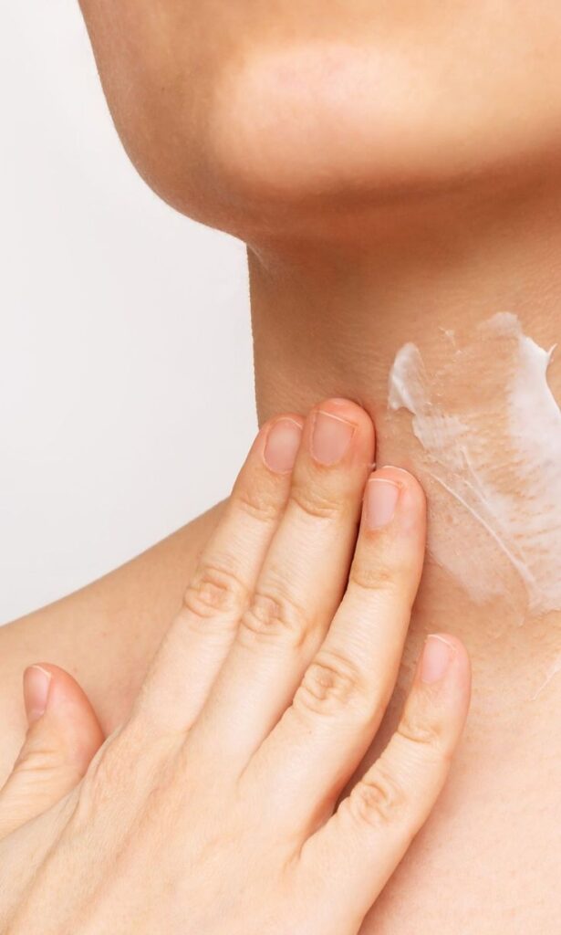 Σφιχτός και νεανικός λαιμός: Το viral τρικ που όλες δοκιμάζουν για άμεσα αποτελέσματα