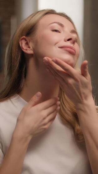 Σφιχτός και νεανικός λαιμός: Το viral τρικ που όλες δοκιμάζουν για άμεσα αποτελέσματα