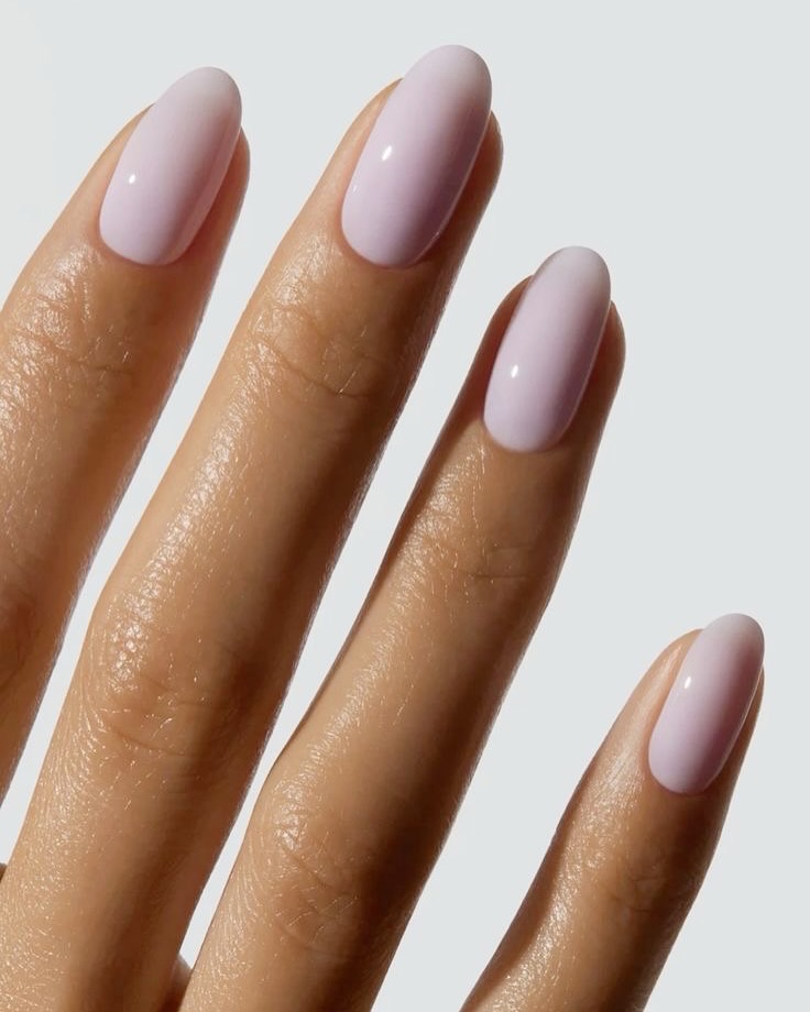 Lavender Milk Nails: Το γαλακτερό λιλά μανικιούρ που κλέβει την παράσταση αυτή την άνοιξη