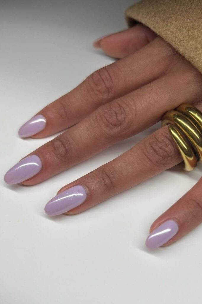 Lavender Milk Nails: Το γαλακτερό λιλά μανικιούρ που κλέβει την παράσταση αυτή την άνοιξη