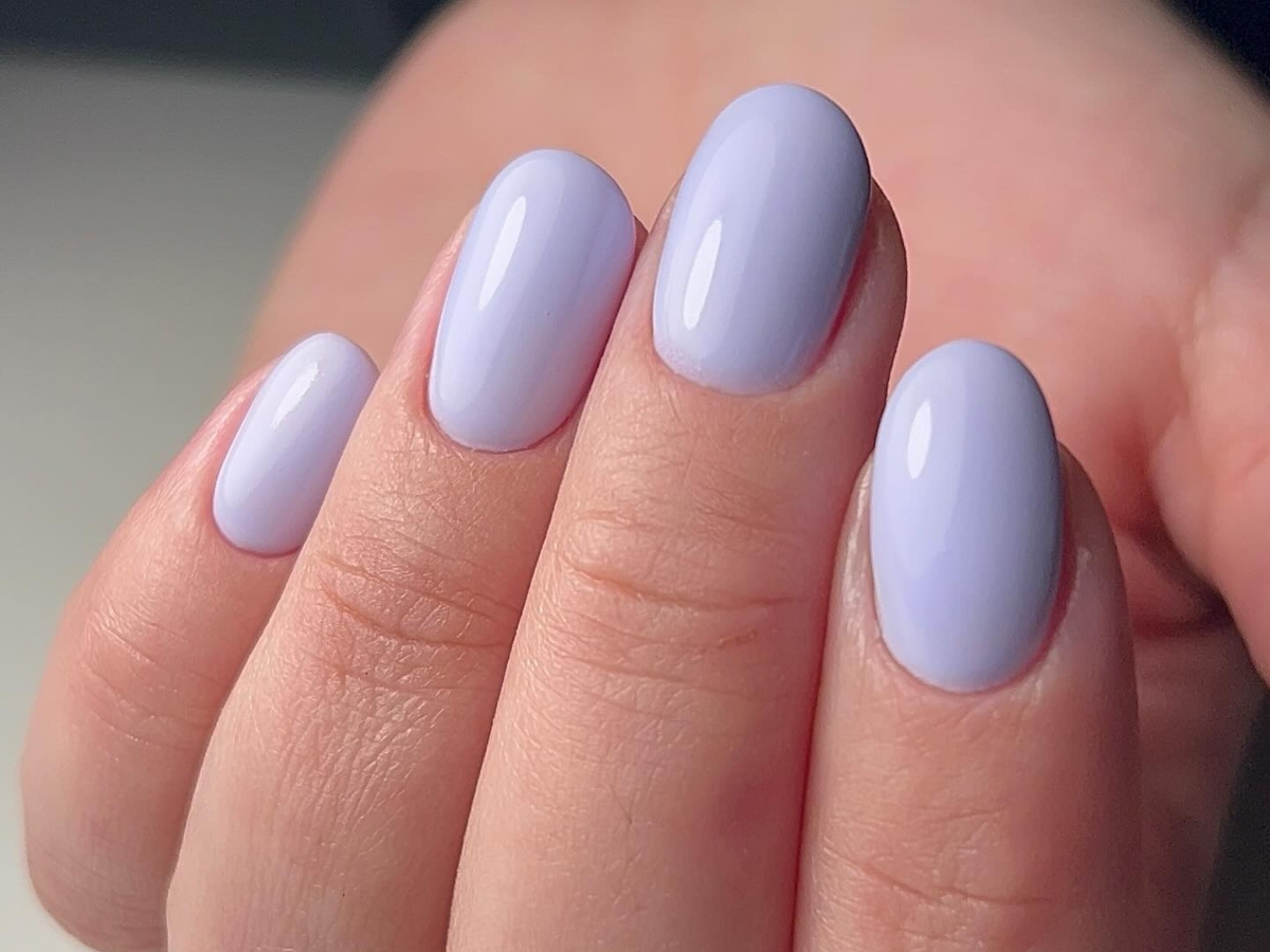 Lavender Milk Nails: Το γαλακτερό λιλά μανικιούρ που κλέβει την παράσταση αυτή την άνοιξη