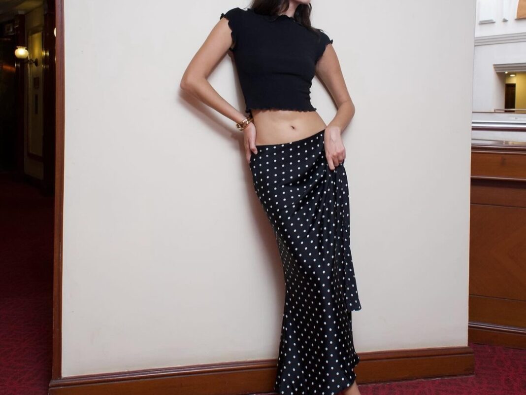 Η χαμηλόμεση φούστα επιστρέφει δυναμικά — Πώς να τη φορέσεις με στιλ την Άνοιξη 2026 Η χαμηλόμεση φούστα επιστρέφει δυναμικά — Πώς να τη φορέσεις με στιλ την Άνοιξη 2026