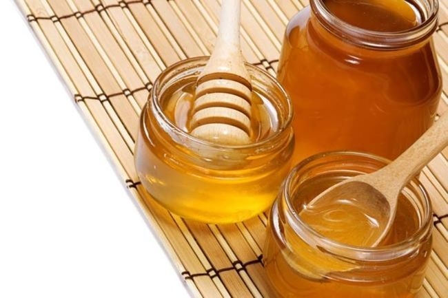 DIY μάσκα ματιών για μαύρους κύκλους: Φτιάξ' την με 2 υλικά από την κουζίνα σου