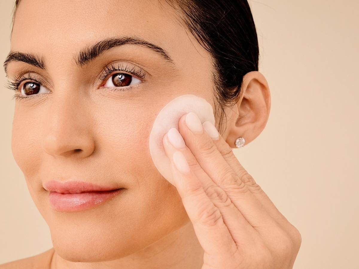 Γιατί οι Γαλλίδες επιλέγουν το micellar water αντί για κλασικό καθαριστικό προσώπου