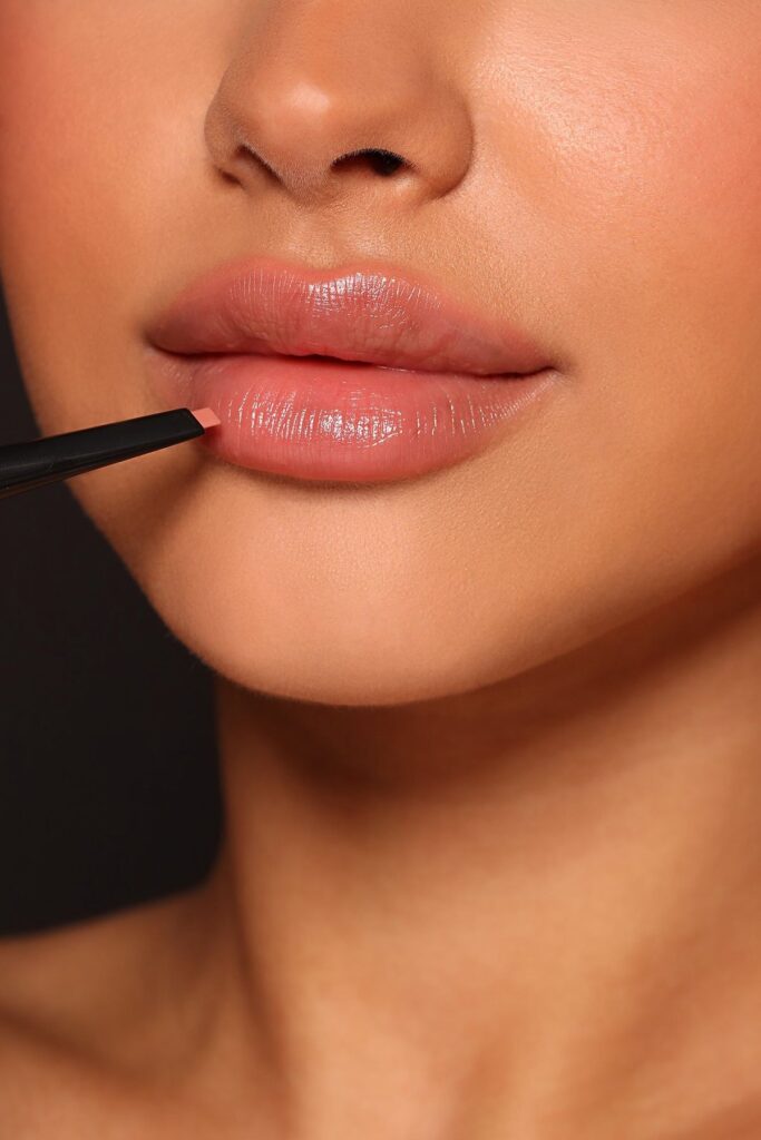 Micro-lining: Η τεχνική στα χείλη που κάνει η Dua Lipa για τον τέλειο φυσικό όγκο