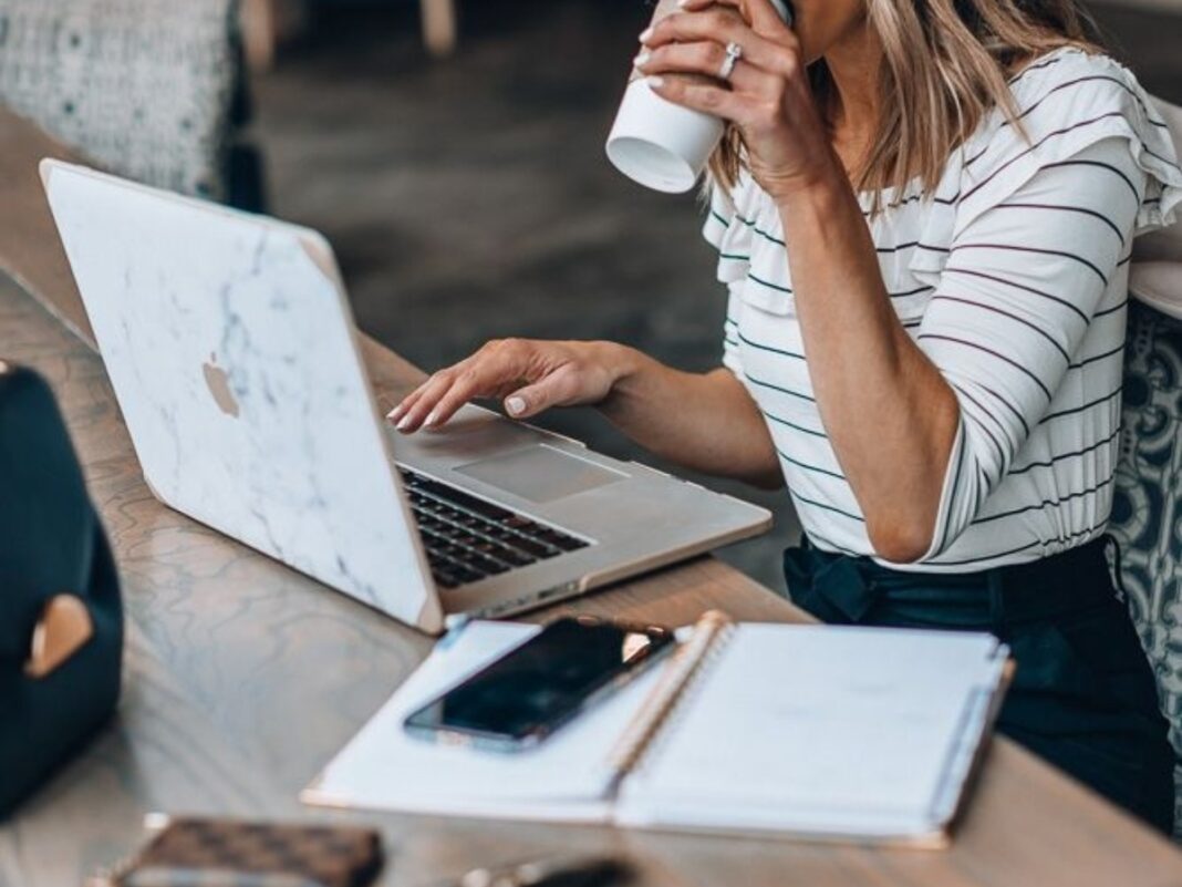 Office air: Το skincare φαινόμενο που ανακάλυψε το TikTok και εξηγεί γιατί το δέρμα σου αλλάζει μέσα στη μέρα Office air: Το skincare φαινόμενο που ανακάλυψε το TikTok και εξηγεί γιατί το δέρμα σου αλλάζει μέσα στη μέρα