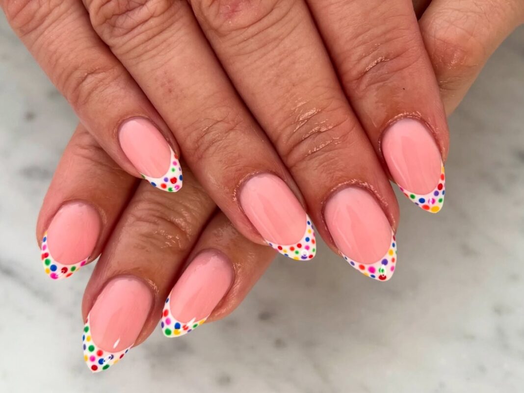 Polka Dot French Tips: 20 μανικιούρ με πουά που κλέβουν τις εντυπώσεις Polka Dot French Tips: 20 μανικιούρ με πουά που κλέβουν τις εντυπώσεις