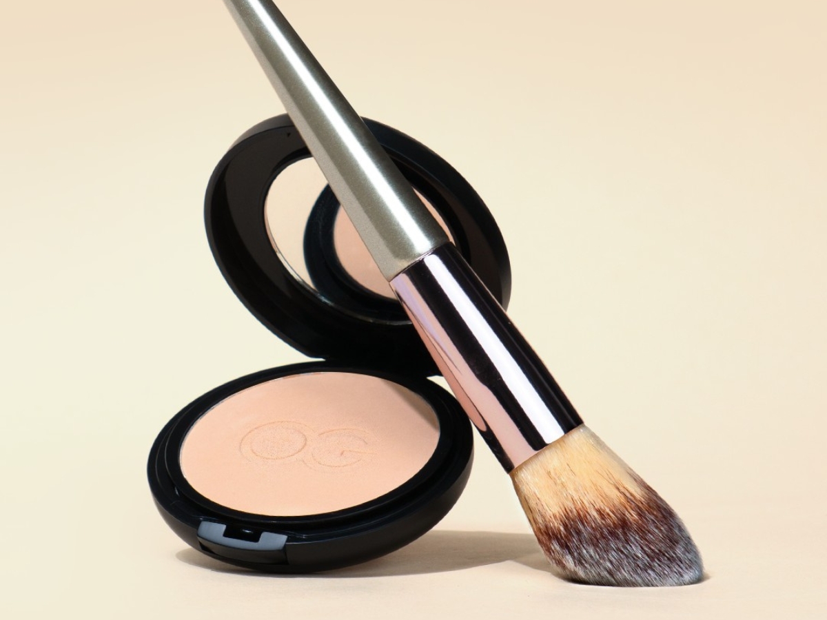 Πούδρα στο πρόσωπο: το λάθος που σε γερνάει 5 χρόνια χωρίς να το καταλαβαίνεις