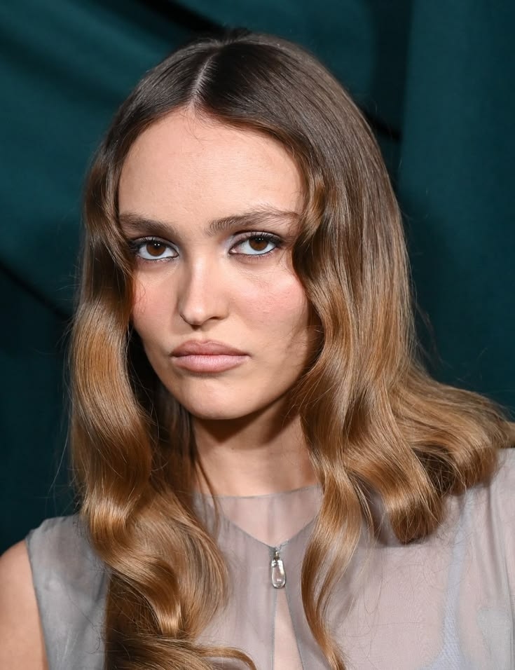 Το «Gen Z pout» εκτοπίζει το duck face: Η νέα στάση που κατακλύζει το Instagram