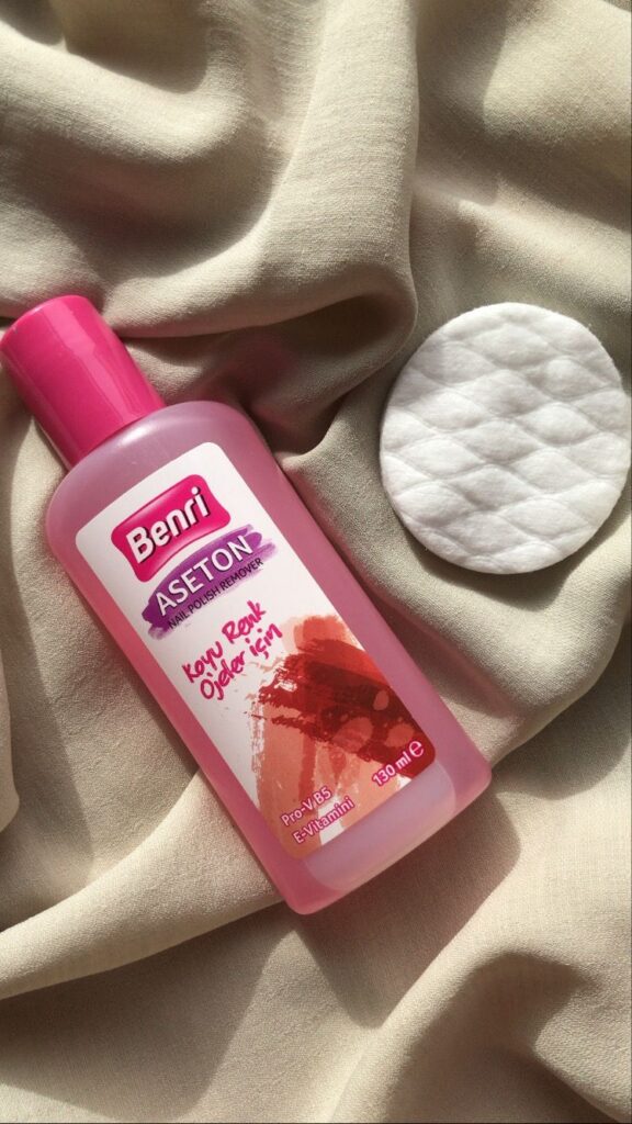 Σπάνε τα νύχια σου στην άκρη; Τα 5 λάθη που τα αποδυναμώνουν χωρίς να το ξέρεις