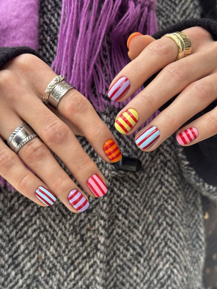 Striped Nails: Το chic και ευπροσάρμοστο manicure που θα δεις παντού την Άνοιξη 2026
