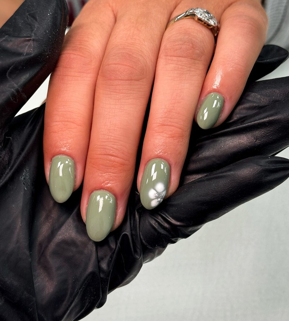 Summer Nail Trends 2026: Από sage green μέχρι chrome texture — Οι 6 τάσεις που θα κυριαρχήσουν