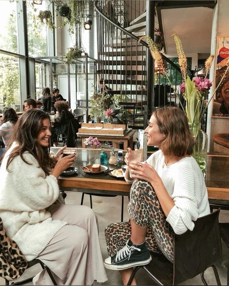 Οι άνθρωποι γύρω σου αλλάζουν τον τρόπο που σκέφτεσαι - κι ίσως δεν το έχεις καταλάβει