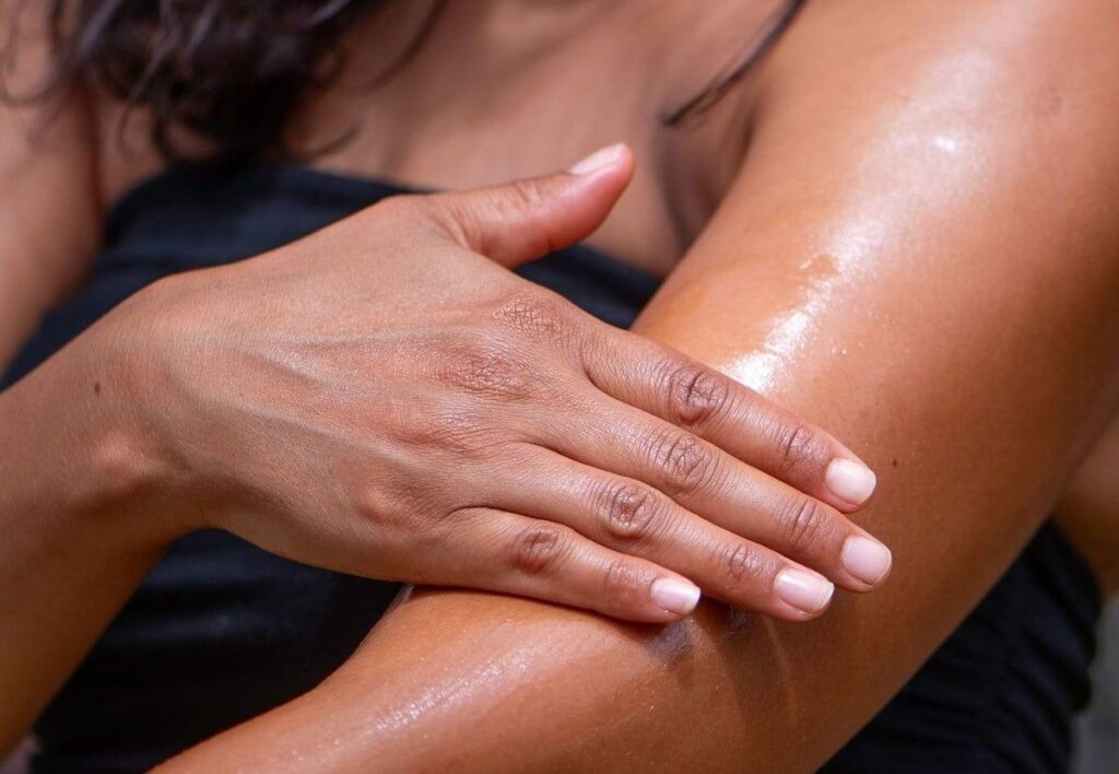 Ξηροί αγκώνες και γόνατα: 6 συνήθειες που μεταμορφώνουν την επιδερμίδα σε λίγες μέρες