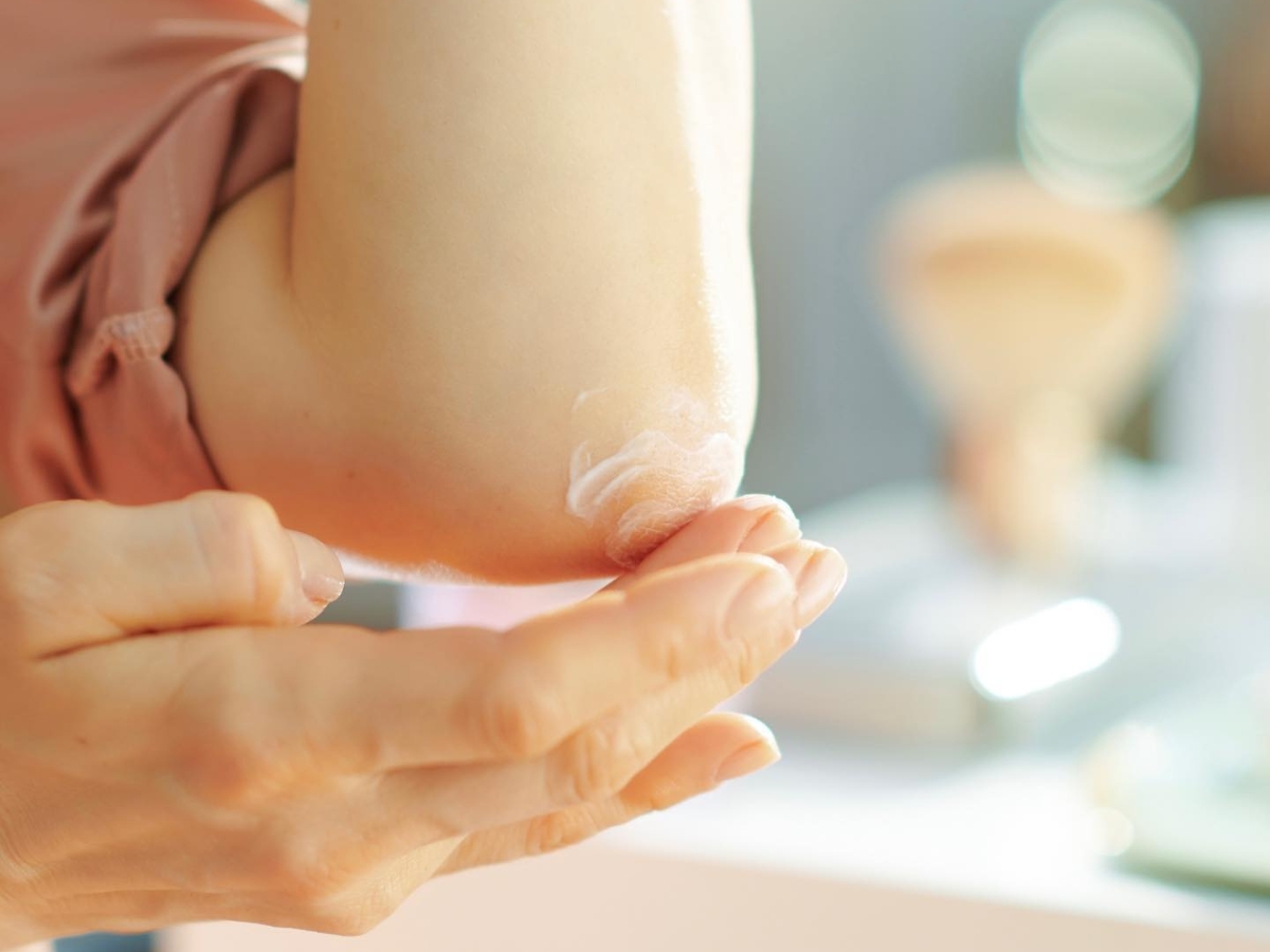 Ξηροί αγκώνες και γόνατα: 6 συνήθειες που μεταμορφώνουν την επιδερμίδα σε λίγες μέρες