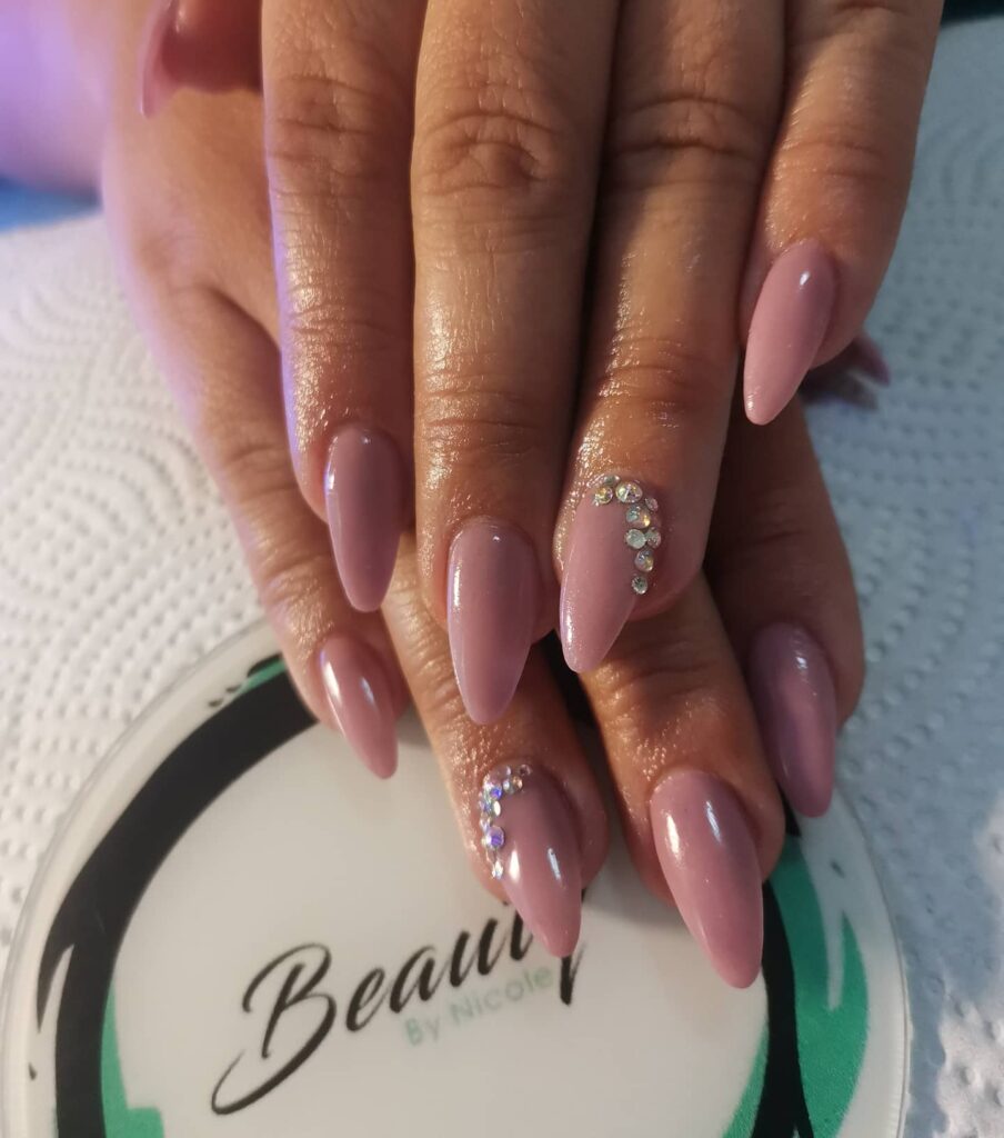 20 χρώματα νυχιών για την άνοιξη που κολακεύουν κάθε τόνο δέρματος