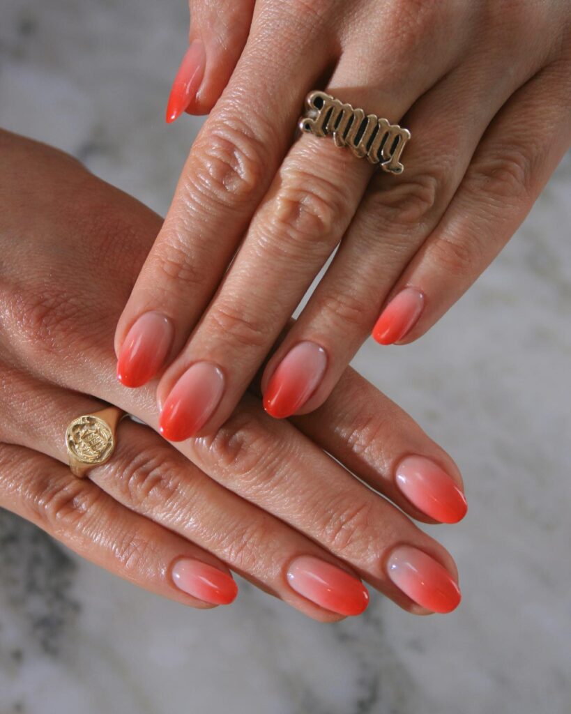 Aperol Spritz nails: Πώς το πορτοκαλί μανικιούρ αποκτά λάμψη σαν φυσαλίδες