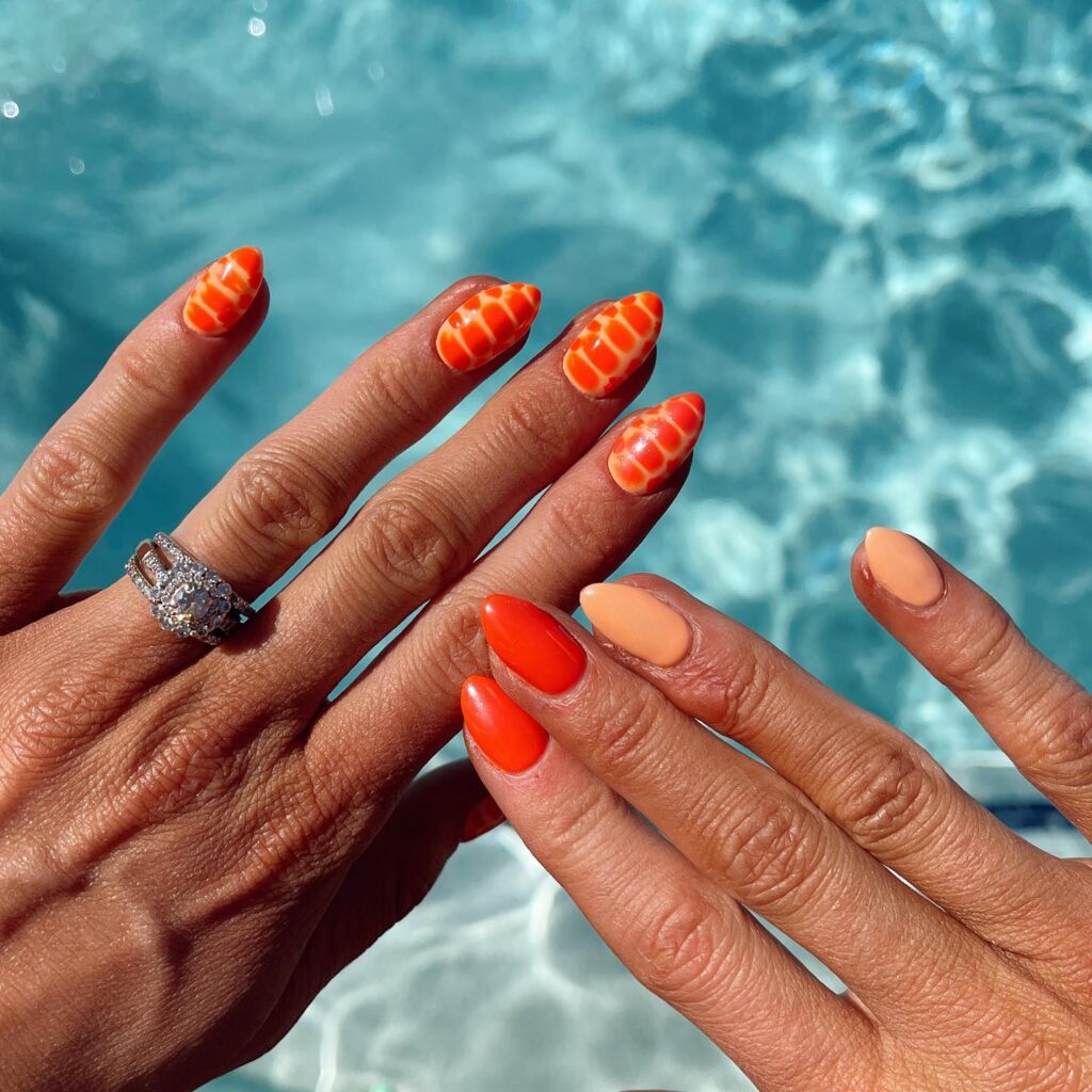 Aperol Spritz nails: Πώς το πορτοκαλί μανικιούρ αποκτά λάμψη σαν φυσαλίδες