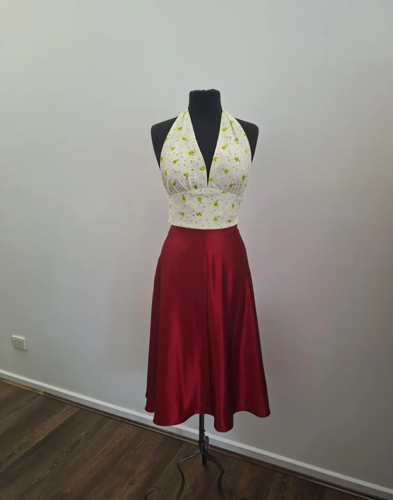 Halter top με βαθύ ντεκολτέ: Πώς να το φορέσεις με κομψότητα