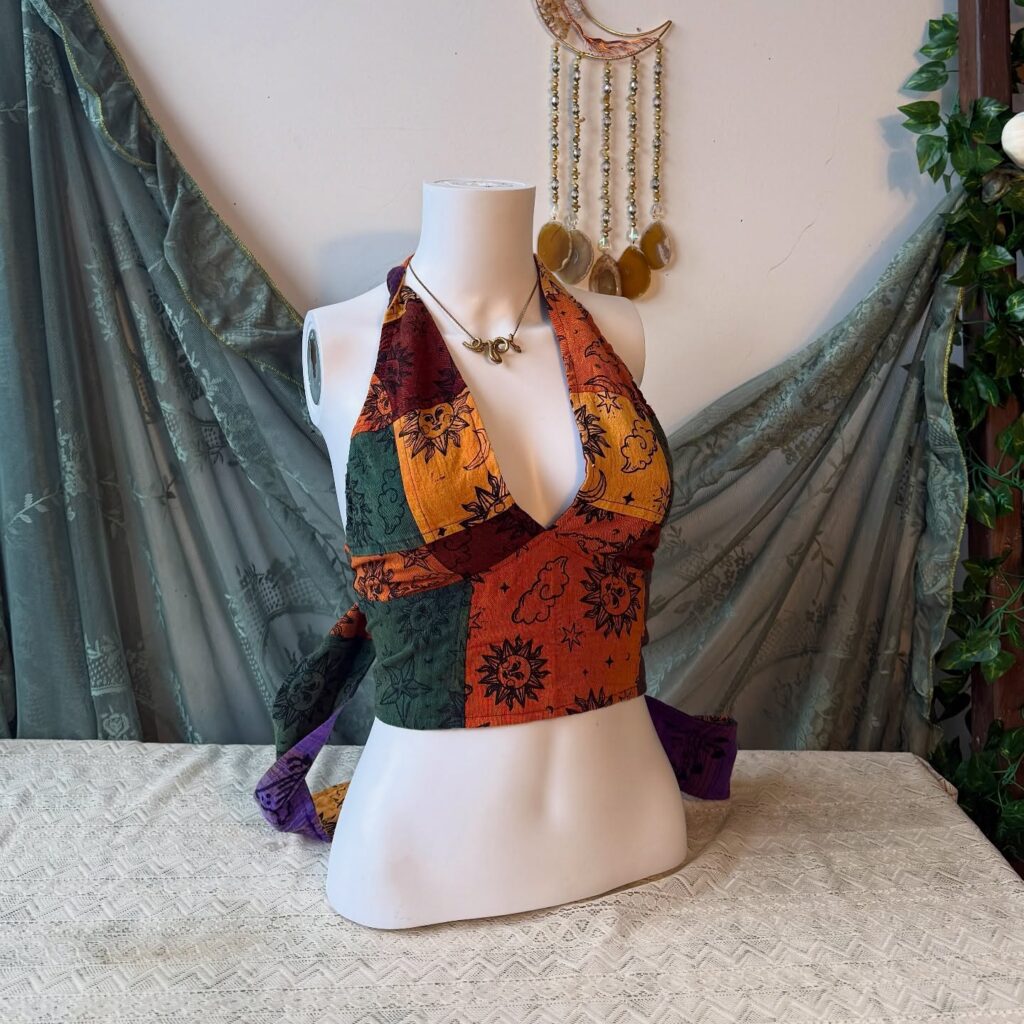 Halter top με βαθύ ντεκολτέ: Πώς να το φορέσεις με κομψότητα