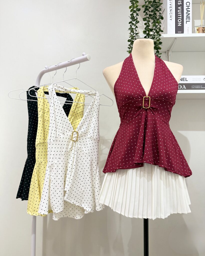 Halter top με βαθύ ντεκολτέ: Πώς να το φορέσεις με κομψότητα