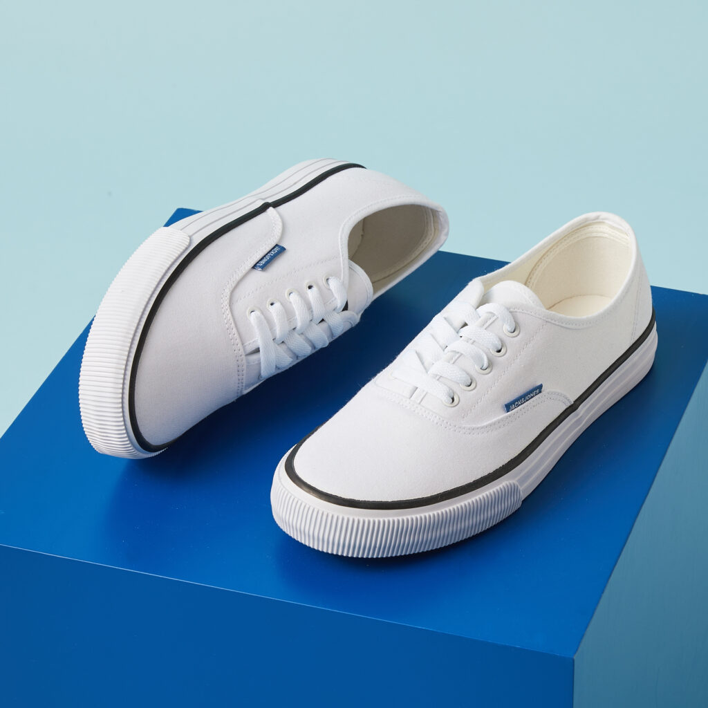 Λευκά πάνινα sneakers: Γιατί κάνουν τα φορέματα πιο σύγχρονα