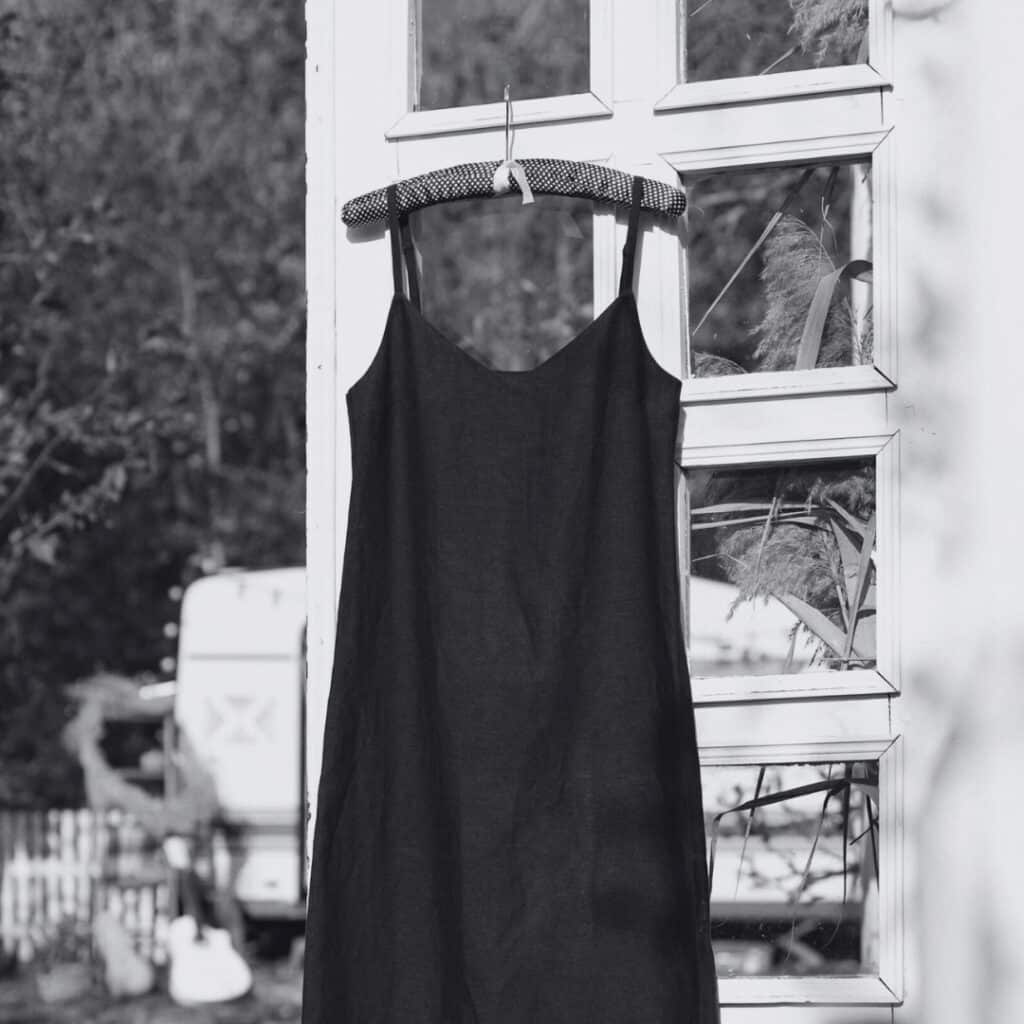 Λινό slip dress: το φόρεμα που σε βγάζει από την παραλία μέχρι το δείπνο