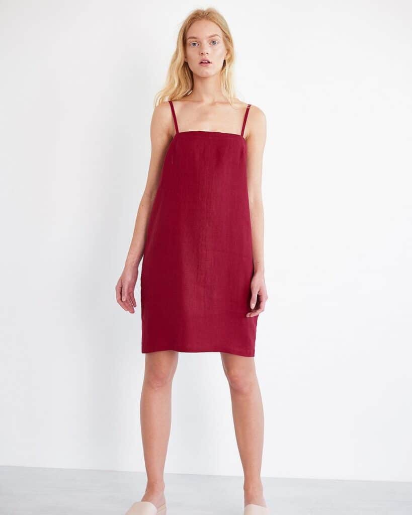 Λινό slip dress: το φόρεμα που σε βγάζει από την παραλία μέχρι το δείπνο