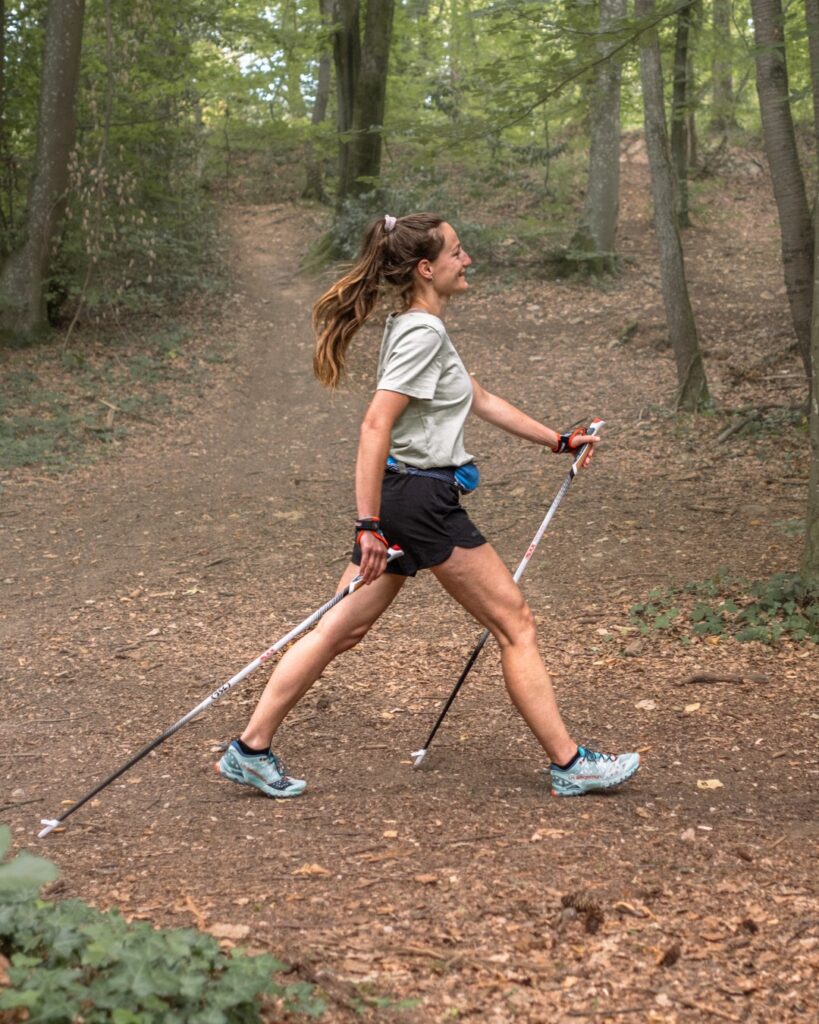 Nordic walking: Πώς τα μπαστούνια μετατρέπουν το περπάτημα σε άσκηση για όλο το σώμα