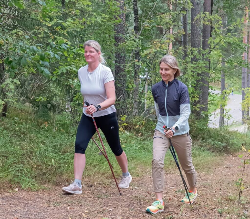 Nordic walking: Πώς τα μπαστούνια μετατρέπουν το περπάτημα σε άσκηση για όλο το σώμα