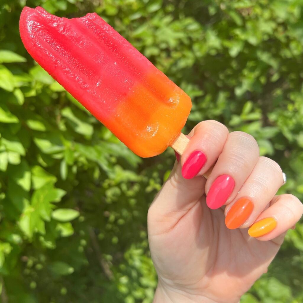Popsicle nails: Πώς να πετύχεις το ζουμερό μανικιούρ που θυμίζει γρανίτα