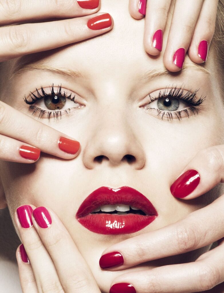 Shellac lips και διάρκεια: Τι μένει πραγματικά όταν φύγει η γυαλάδα