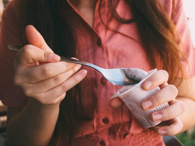 Skyr ή ελληνικό γιαούρτι; Ποιο χορταίνει περισσότερο και τι δείχνει πραγματικά η ετικέτα