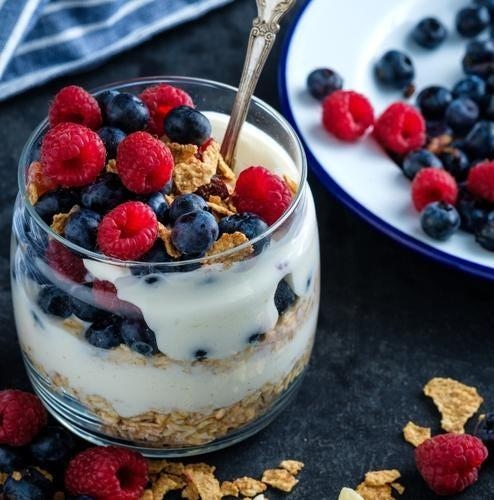 Skyr ή ελληνικό γιαούρτι; Ποιο χορταίνει περισσότερο και τι δείχνει πραγματικά η ετικέτα