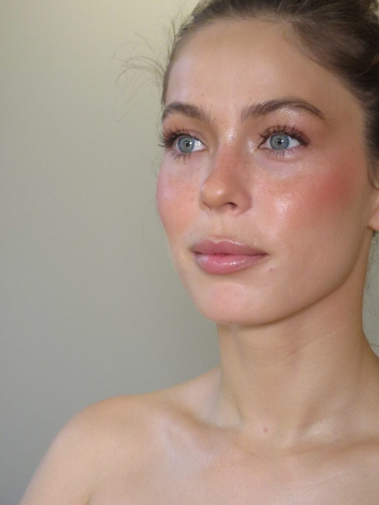 Sun-kissed blush: ο πιο εύκολος τρόπος για να δείχνεις σαν να γύρισες από την παραλία