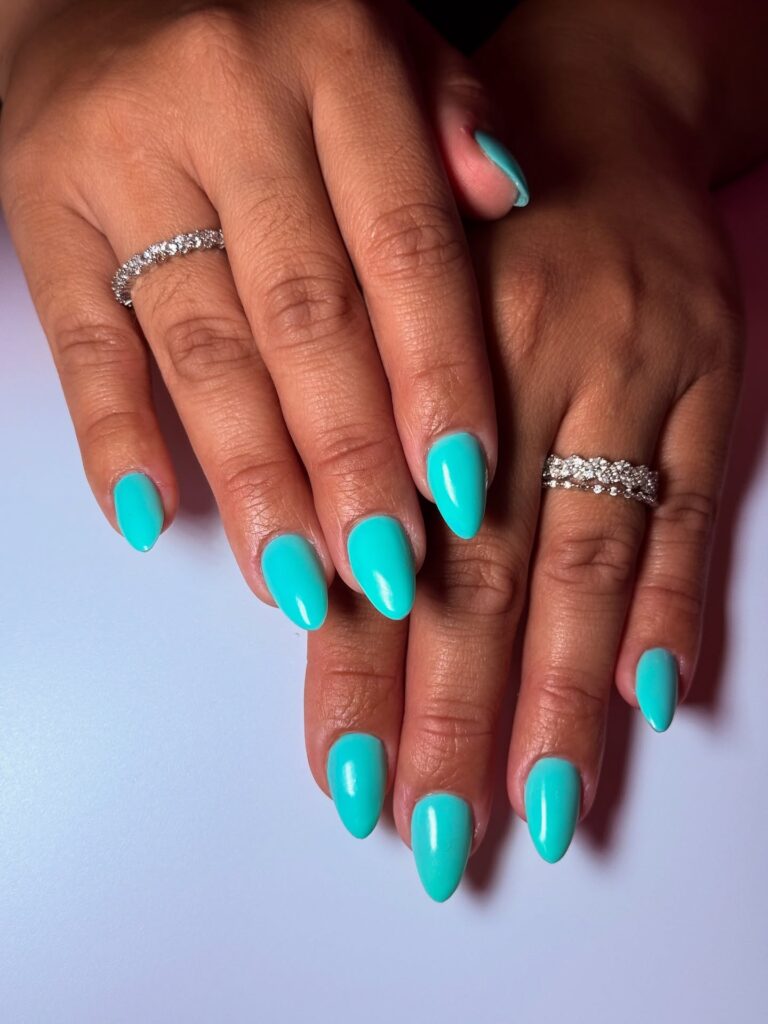 Teal nails: 7 κομψές ιδέες που αναδεικνύουν το καλοκαιρινό μαύρισμα