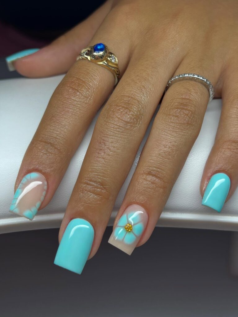 Teal nails: 7 κομψές ιδέες που αναδεικνύουν το καλοκαιρινό μαύρισμα